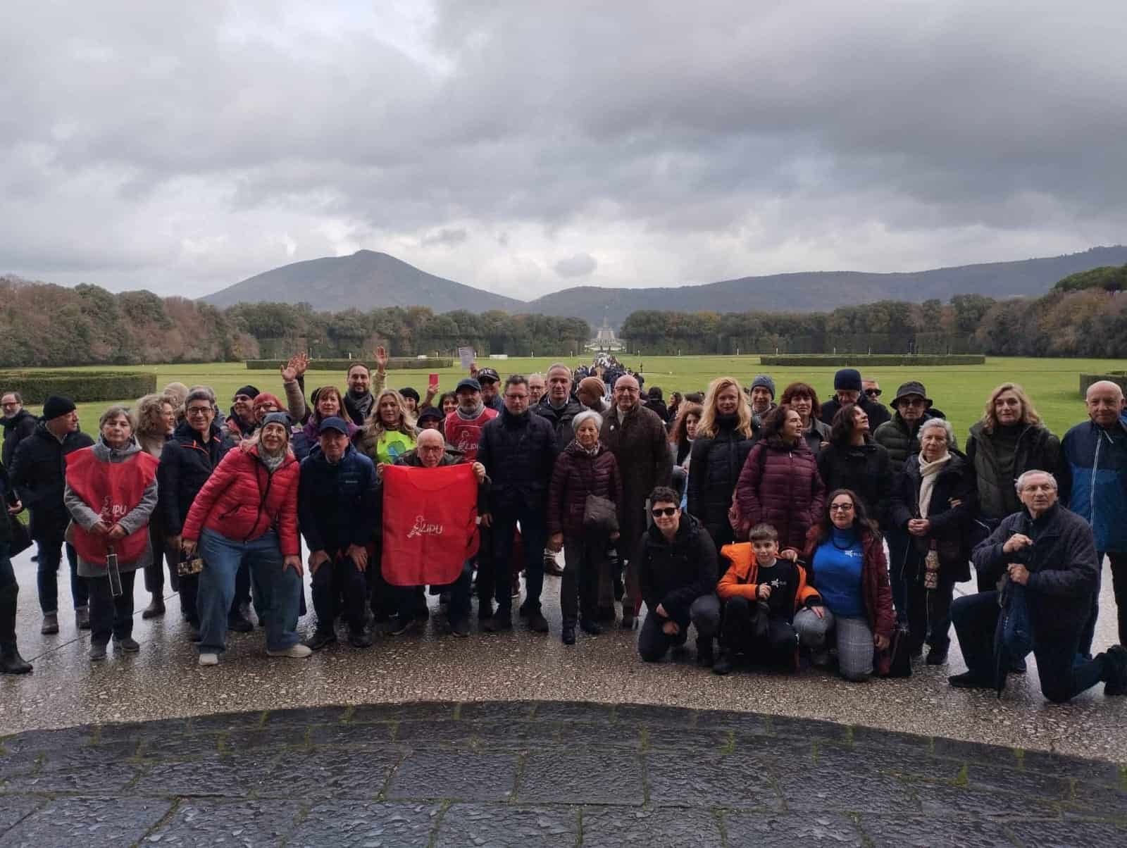 Protesta delle associazioni contro l'abbattimento dei lecci della Reggia