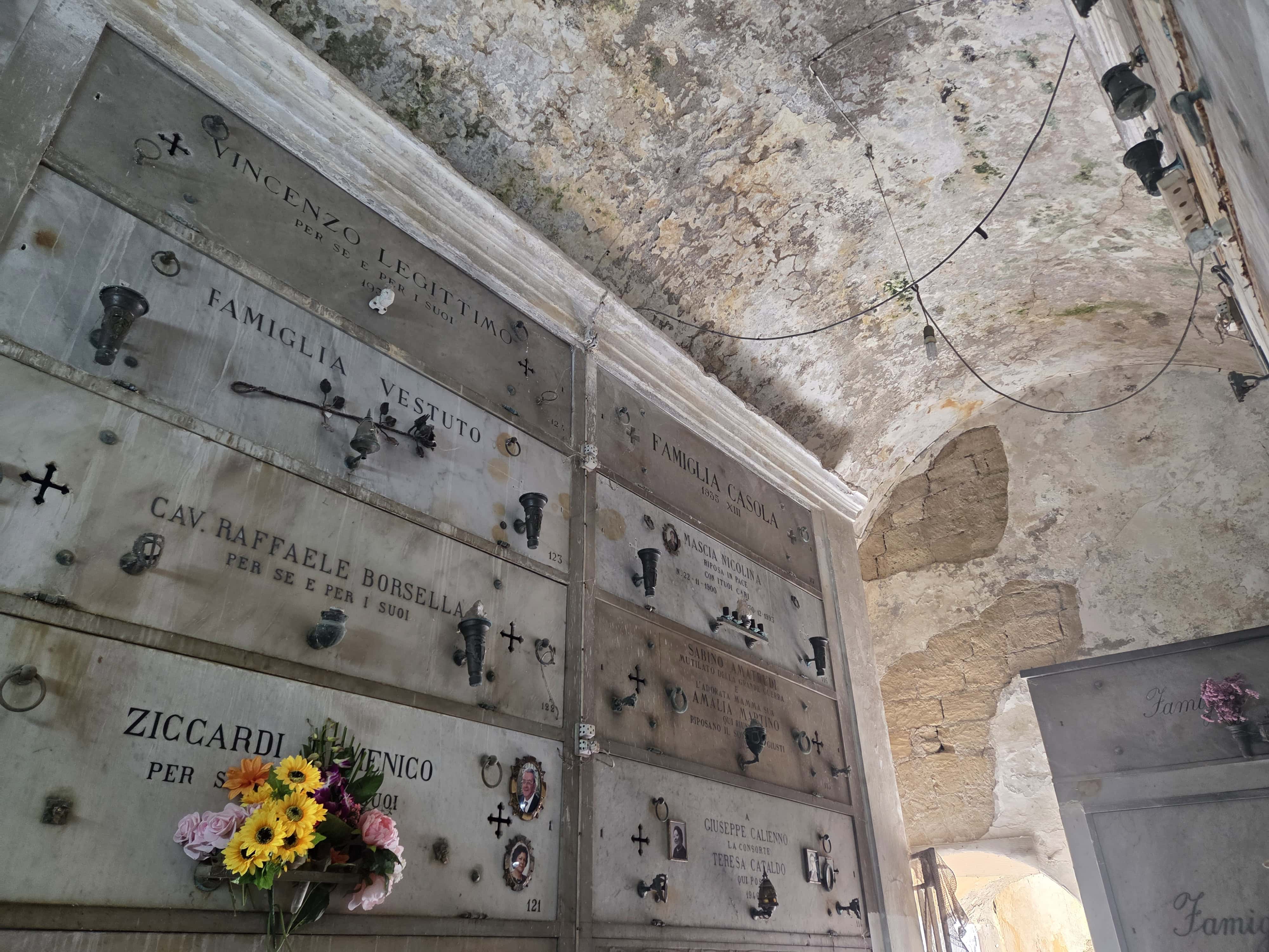 Morti che non trovano pace: la decadenza del Cimitero di Poggioreale