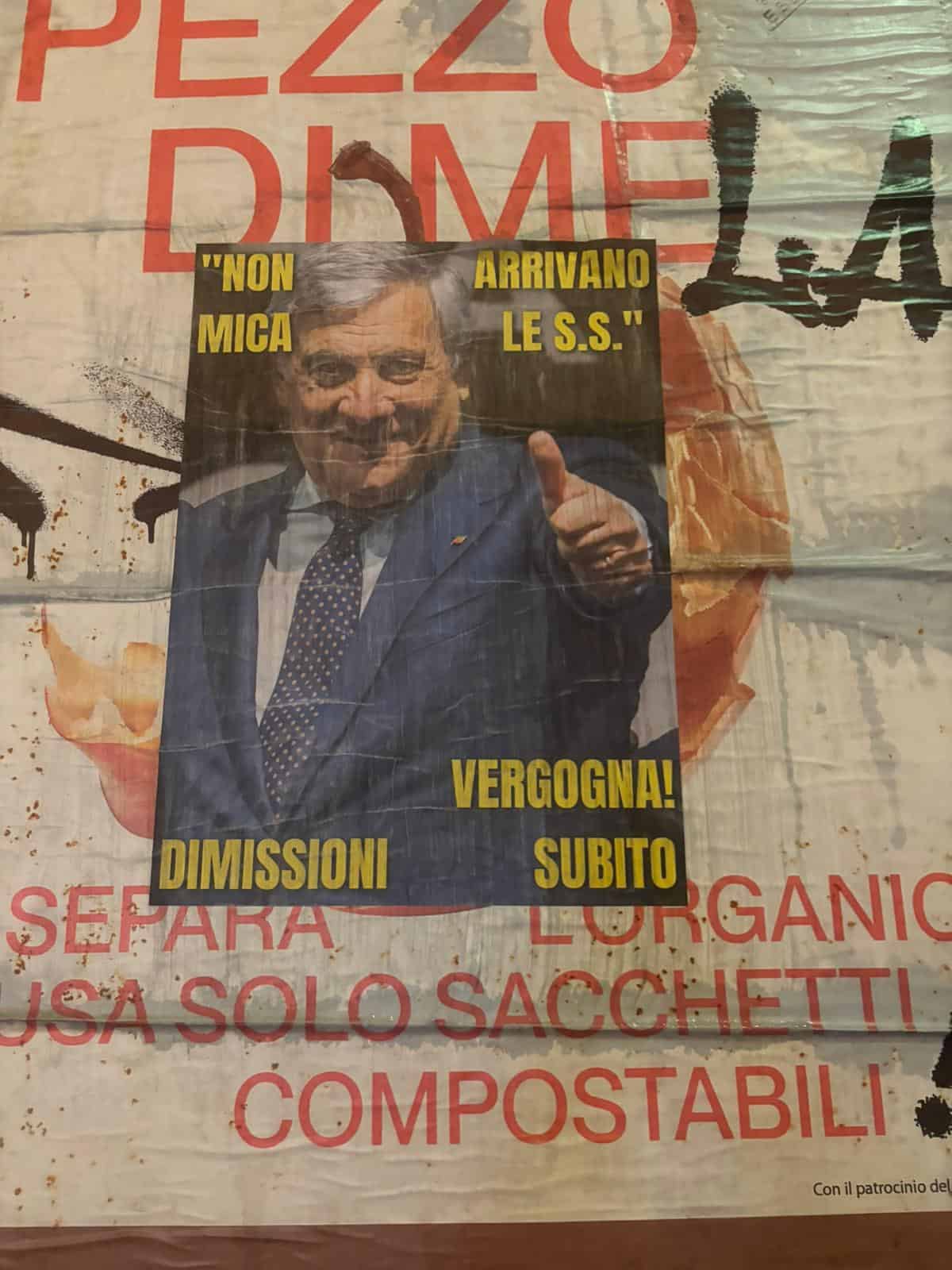 Manifesti #IceOut a Napoli. Insurgencia: “Via le SS di Trump dall’Italia”