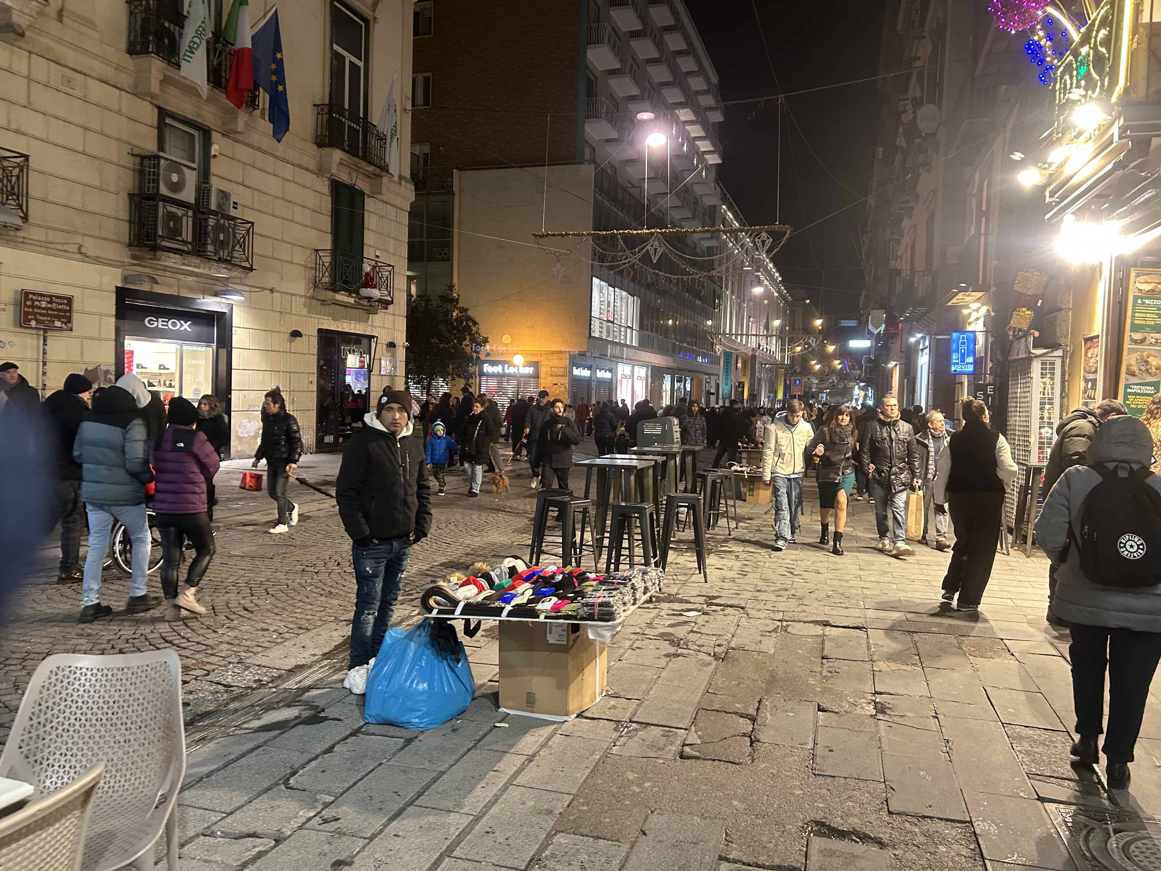 Napoli: via Toledo invasa dal mercato del falso