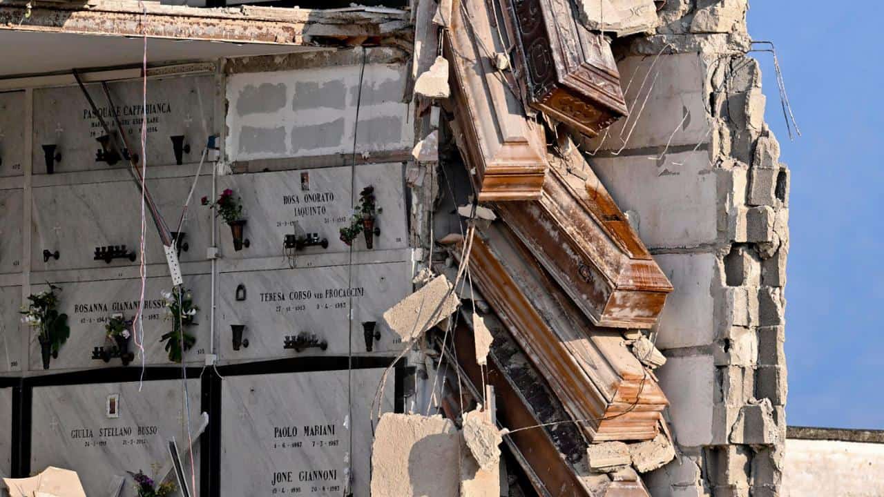 Crollo Cimitero di Poggioreale, dopo 4 anni 800 salme ancora disperse: ok al piano da mezzo milione