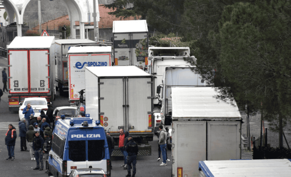 Caserta, tragedia sull’A1: camionista investito durante la protesta caro carburante