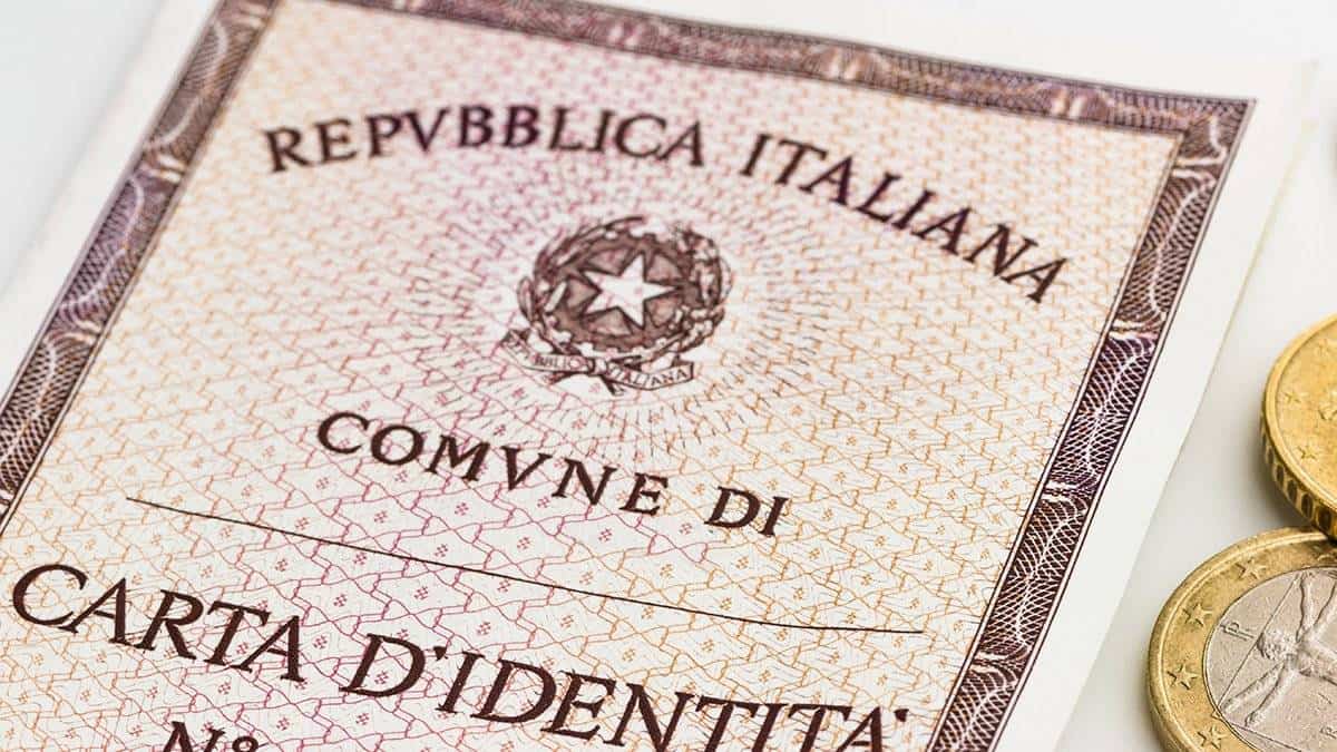 Carte d'identità fornite a immigrati in cambio di soldi o abusi: indagate 120 persone