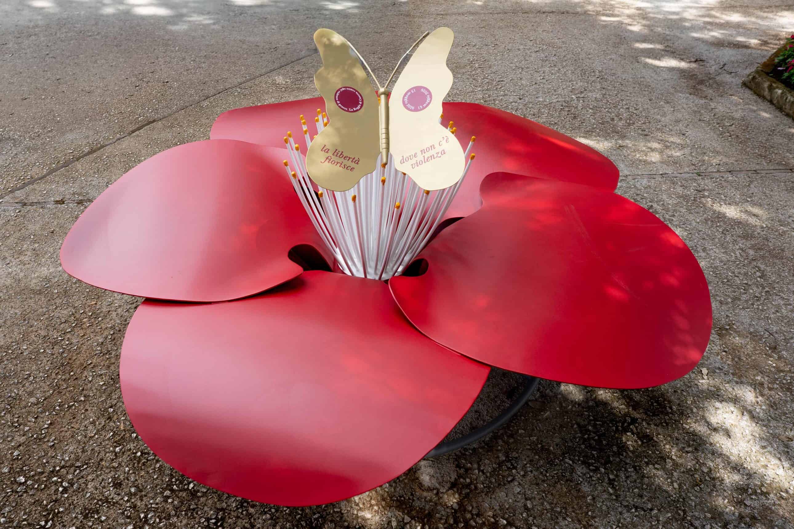 Reggia di Caserta, inaugurata una panchina a forma di camelia contro la violenza di genere