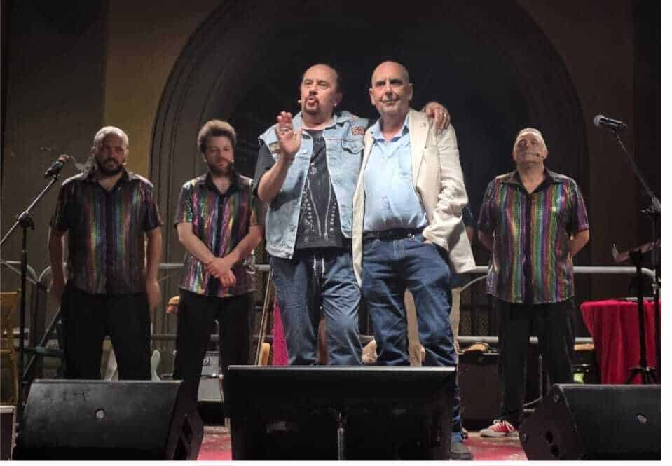 Applausi e risate per "la prova del nove" lo spettacolo di Maurizio Casagrande in scena nella corte dell'istituto G. Pontano"
