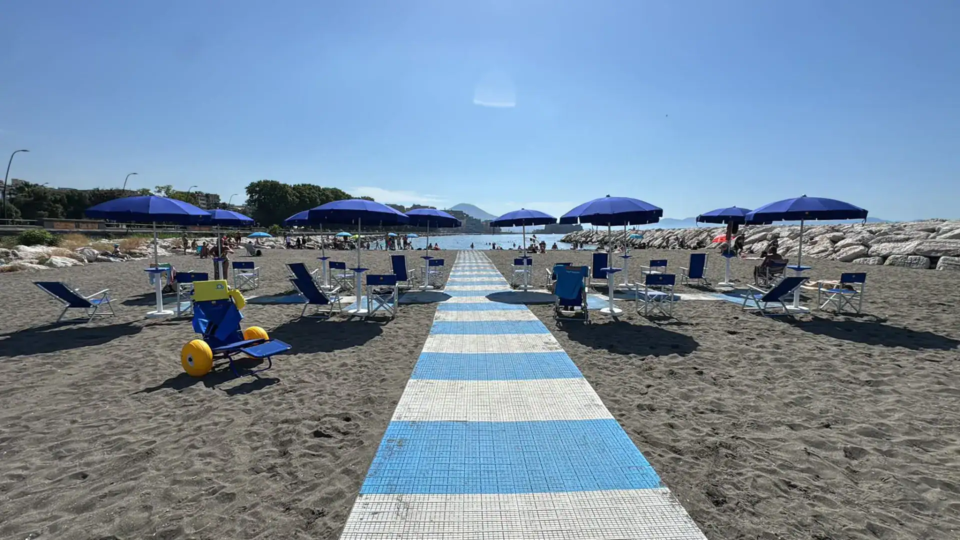 Napoli, la spiaggia della Rotonda Diaz riapre finalmente al pubblico