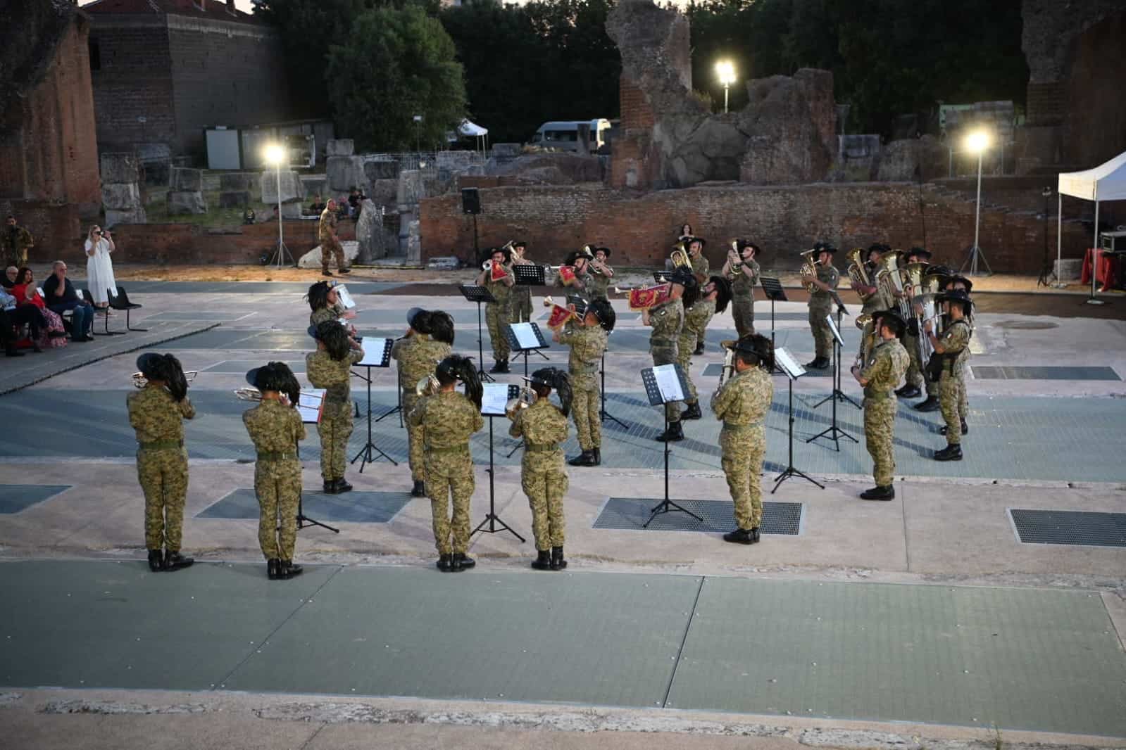 La fanfara della Garibaldi celebra il 190° anniversario della nascita dei Bersaglieri