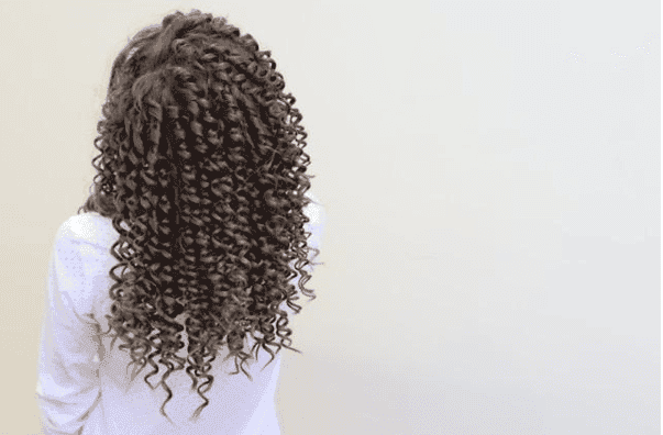 Capelli ricci in estate: come proteggerli da caldo, umidità e stress quotidiano