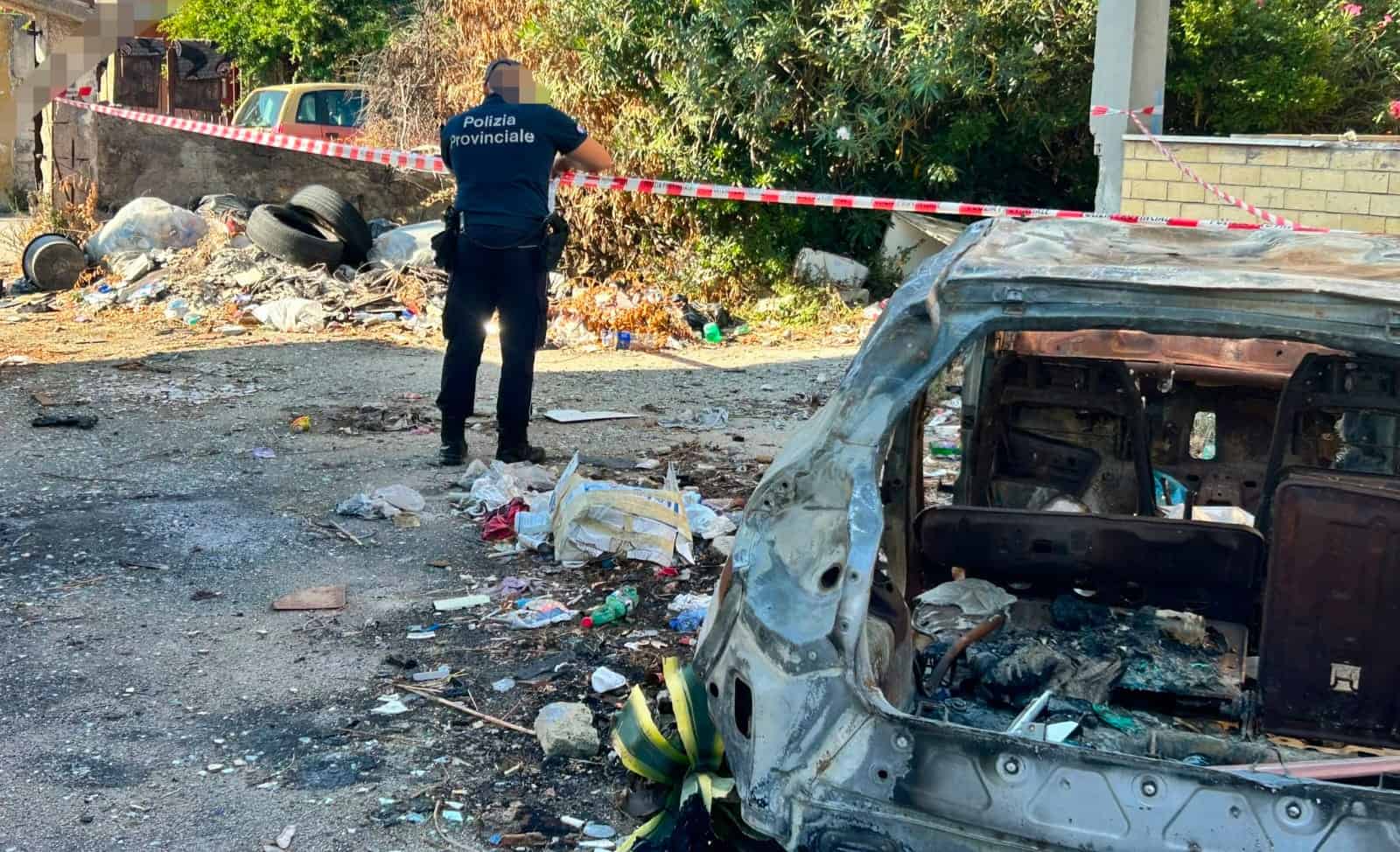 Castel Volturno, controlli della Polizia Provinciale: sequestrate tre aree con rifiuti e auto cannibalizzate