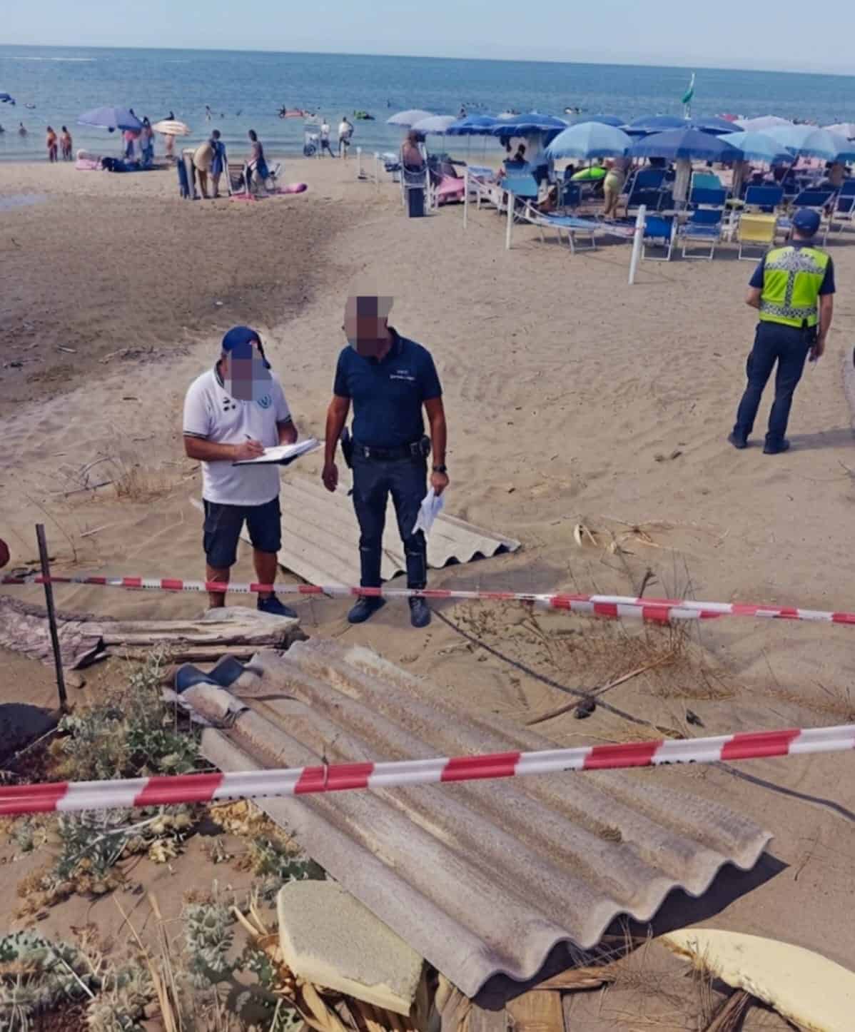 Mondragone, amianto a pochi metri dai bagnanti: sequestrata un’area di circa 300 metri quadrati