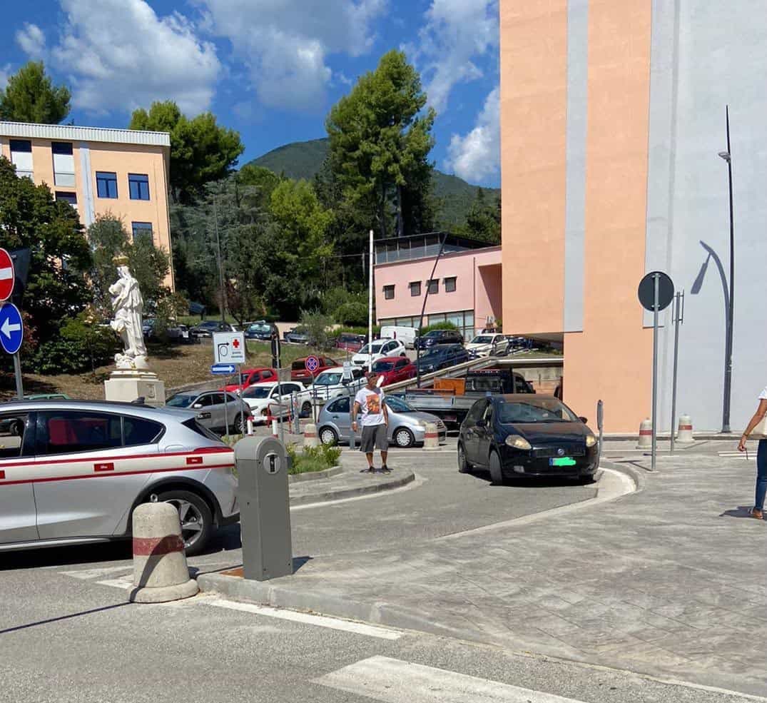 LA SEGNALAZIONE. Piedimonte Matese, accesso al Pronto Soccorso ostruito dalle auto