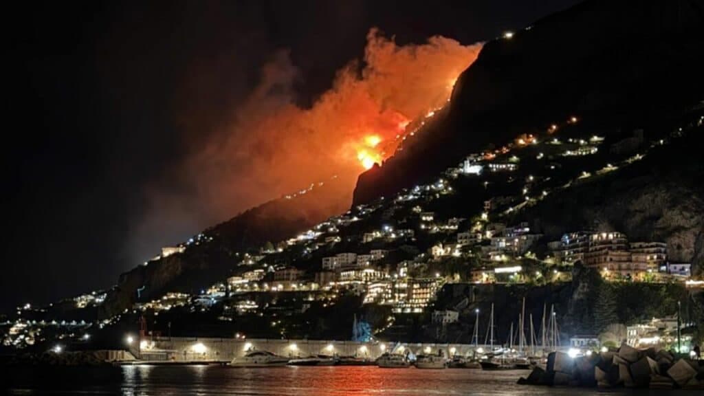 Costiera Amalfitana in fiamme: gli incendi sono stati appiccati con ordigni